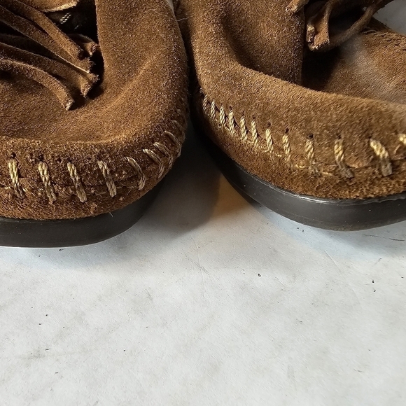 Minnetonka Size 6 leather shoes with tussle and stud accent Cabin Indoor‎ shoes - Picture 4 of 8